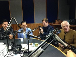 Guaco en el estudio de radio del Circuito Éxitos a nivel nacional