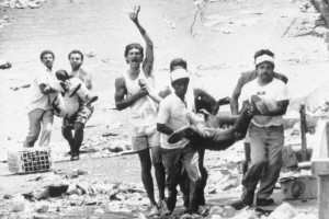 Vecinos de Caracas cargan dos cadáveres durante la revuelta de 1989. / AP PHOTO/FRESSO