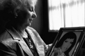 Estela de Carlotto con el retrato de su hija Laura