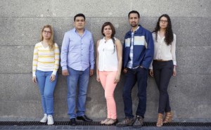 Jindy Morales (centro) y Henry Sosa (con camisa), junto a otros estudiantes, el pasado día 1 en Madrid