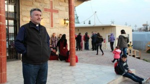 El padre Douglas fue tomado como rehén nueve días, golpeado y torturado hasta que la Iglesia pagó un rescate.