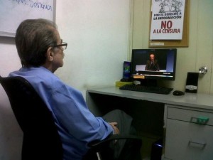 Petkoff sigue la transmisión en streaming de la entrega del Premio Ortega y Gasset, desde la redacción de TalCual.