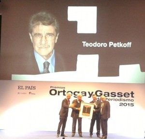 Entrega del premio al ausente. Reciben Felipe González, Xabier Coscojuela y Humberto Mendoza.