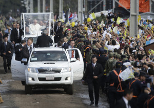 El papa Francisco llega a bordo de un vehículo a celebrar una misa en Asunción, Paraguay, el domingo 12 de julio de 2015. Cientos de miles de personas se reunieron en un enorme campo cenagoso llamado Ñu Guazú en el interior de una base militar. En este mismo lugar, el papa Juan Pablo II canonizó en 1988 al primer santo paraguayo, Roque González de Santa Cruz, un sacerdote jesuita que fue misionero entre los guaraníes.(AP Foto/Gregorio Borgia)