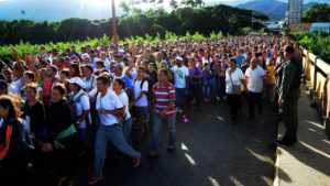 Varias personas caminan por el puente "Simón Bolívar", este domingo. GABRIEL BARRERA EFE