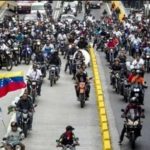 Colectivos y cubanos conviven con la Fuerza Armada Nacional – Aymara Lorenzo