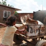 La niña que arrastra una carreta de chatarra para poder comer