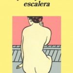 Mujer bajando una escalera