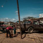 En La Guajira venezolana, los niños abandonan la escuela para vender gasolina