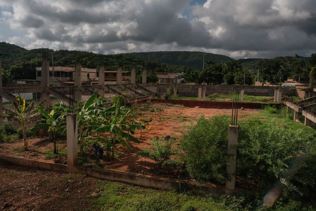 Students Fainting From Hunger in Venezuela’s Failing School System - Anatoly Kurmanaev and Isayen Herrera