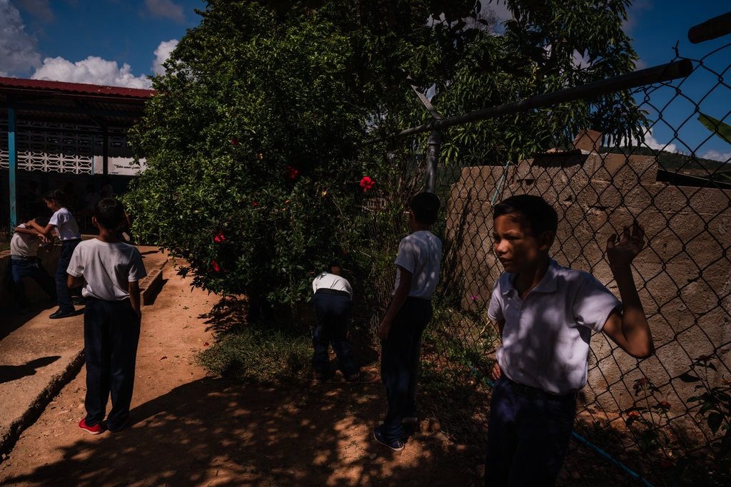 Students Fainting From Hunger in Venezuela’s Failing School System - Anatoly Kurmanaev and Isayen Herrera