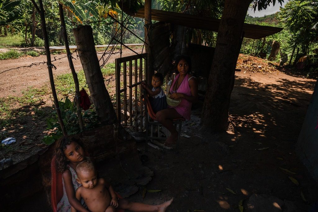 Students Fainting From Hunger in Venezuela’s Failing School System - Anatoly Kurmanaev and Isayen Herrera