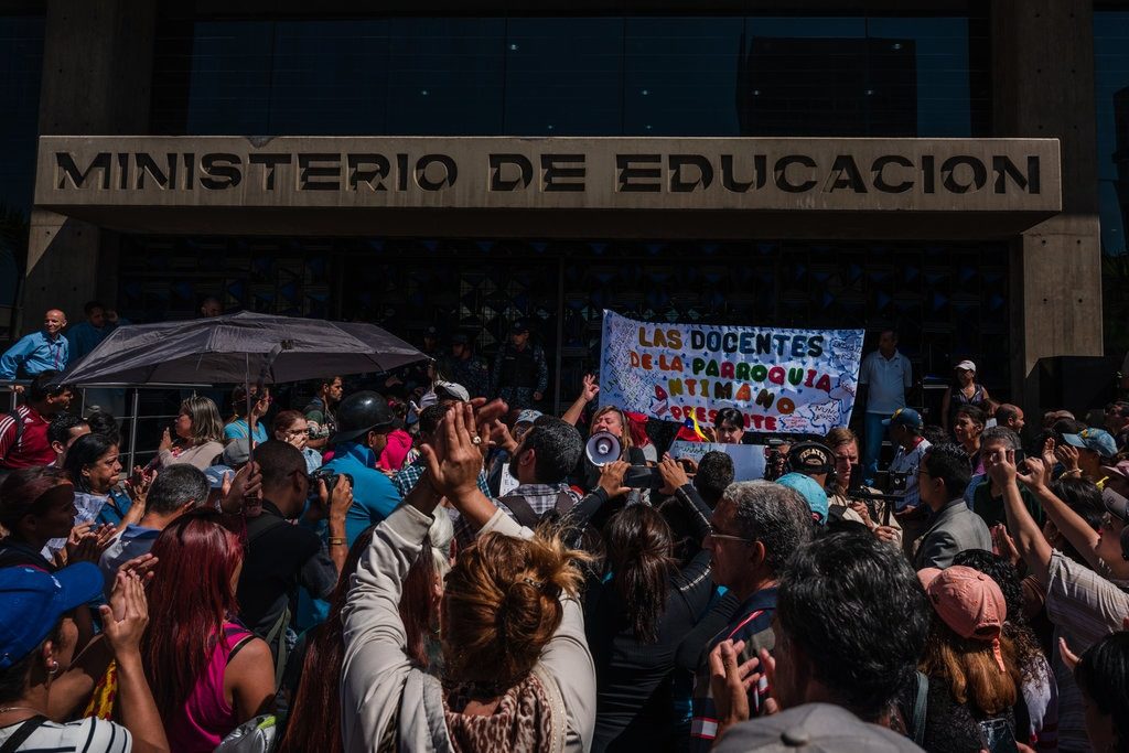 Students Fainting From Hunger in Venezuela’s Failing School System - Anatoly Kurmanaev and Isayen Herrera