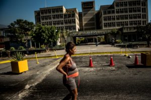 Dar a luz en Venezuela es un riesgo mortal - Julie Turkewitz y Isayen Herrera