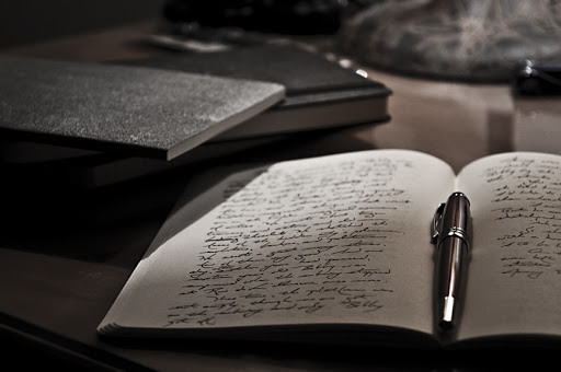 Las letras que escribo son los susurros de mis pasiones. Son las calles por las que transito... y caigo... y me hiero... y vuelvo a levantarme. Y sonrío... y se me mojan las ojeras. Y vivo... y sobrevivo, aunque nade contracorriente. Mis letras son los adoquines de mi soledad en voz baja. Son los gritos que irrumpen en mis silencios. Ellas dicen lo que mi boca no se atreve. Yo escribo con la única tinta que conozco y tolero, la de la pasión. Todos somos víctimas y beneficiarios. Todos somos número y estadística. Todos somos drama y comedia. Todos somos catástrofe y renacer. Nos bamboleamos en un sin lógica que comienza a tener sentido. Descubrimos el valor de la vida cuando estamos frente a la escalera posible de la muerte. El denso miedo nos hace más lentos, más débiles, más proclives a la torpeza. Miramos a los ojos de los niños. Están lejos de entendernos. Pero nos tienen paciencia. Alguna vez nos creyeron sus héroes. Hoy nos notan temblorosos. Y quieren calmar esa ansiedad que mostramos a la luz pública. Lo hacen con frases ingeniosas, que nos arrancan sonrisas. Somos adultos indefensos, que no les queda sino recurrir a su propia historia. Aferrarnos a nuestros recuerdos apilados con desorden. Ese lugar donde alguna fuimos, los amigos de vieja data con quienes compartimos risas bobas. Las veces que nos lanzamos sin mapas por carreteras desconocidas. Ese descubrir que estábamos a punto de enamorarnos o que habíamos llegando a ese punto sin retorno en el que se deja de querer. Escribo. Es lo único que sé hacer o al menos lo único que medio me sale bien. Siento mi cuerpo prisionero. No de una paredes, no de un cielo lejano, no de órdenes y leyes. Estoy tras las rejas de mi propia pequeñez. Mis letras son chiquitas y yo no sé cómo hacerlas grandes. 8 de abril de 2020