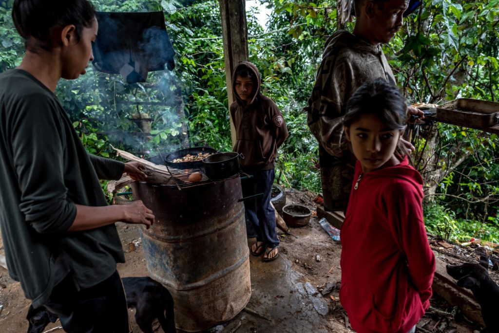 Guzmán cocina para nueve personas con un huevo y una berenjena.