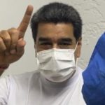 Con la mascarilla en la pantorrilla – José Rafael Herrera