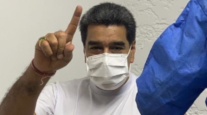 Con la mascarilla en la pantorrilla - José Rafael Herrera