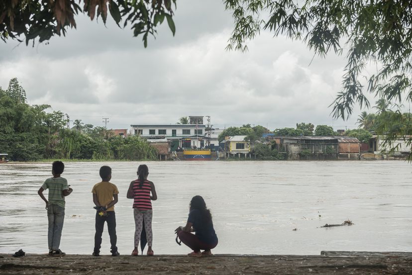 Atrapados en el fuego cruzado de la frontera entre Colombia y Venezuela - Juan Diego Quesada